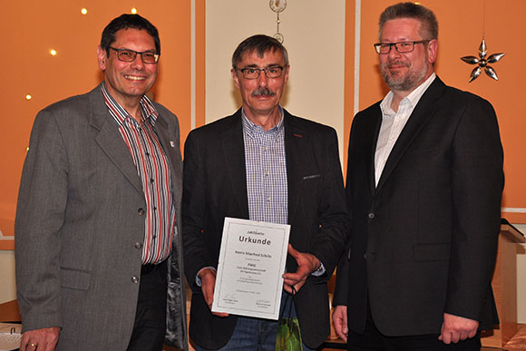 Der geehrte Manfred Schütz (mitte) mit dem Vorsitzenden Hans-Jürgen Kunz (l.) und dem 2. Vorsitzenden Hartmut Hubert Der geehrte Manfred Schütz (mitte) mit dem Vorsitzenden Hans-Jürgen Kunz (l.) und dem 2. Vorsitzenden Hartmut Hubert